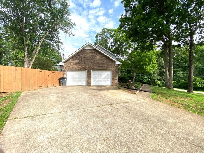 Building Photo - 1103 Rosebrook Dr