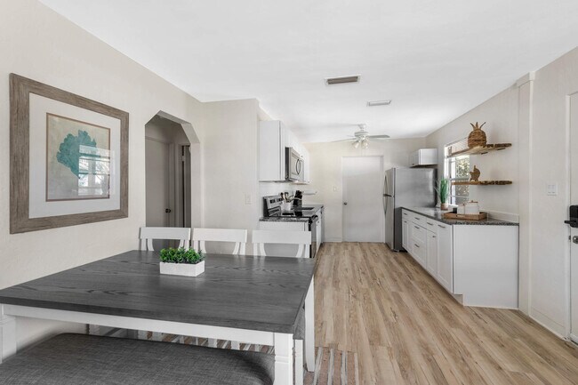 Building Photo - 631 Calhoun St