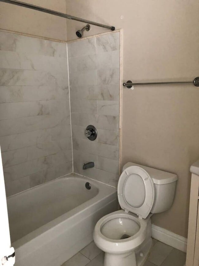 Building Photo - 2 Bedroom 1.5 Bath Split-Level Condo in Ri...