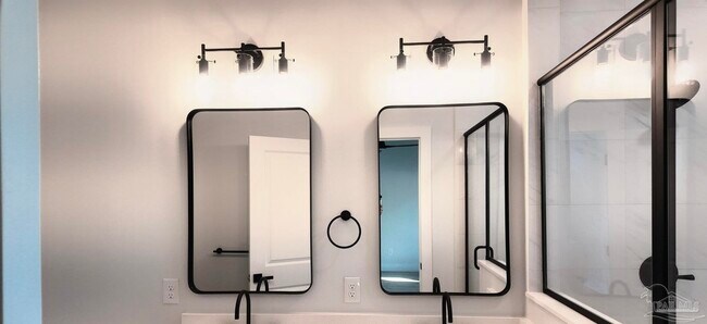 Building Photo - 305 N Pace Blvd