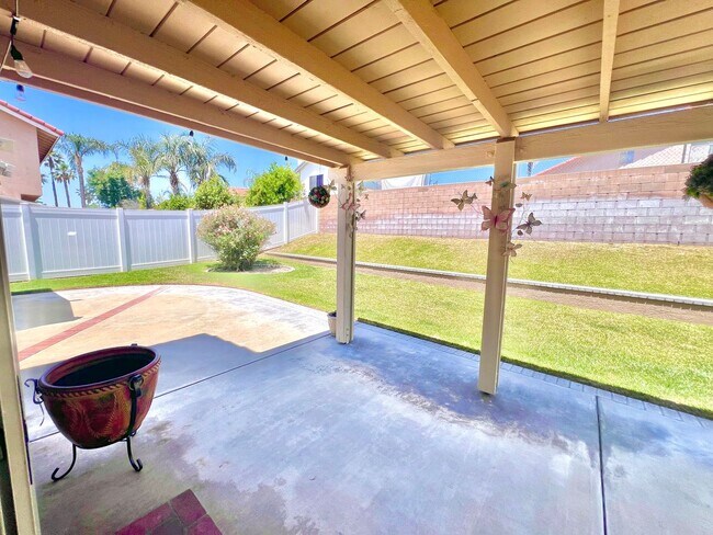 Building Photo - Spacious 5-Bed, 3-Bath Home in Rialto – Ve...
