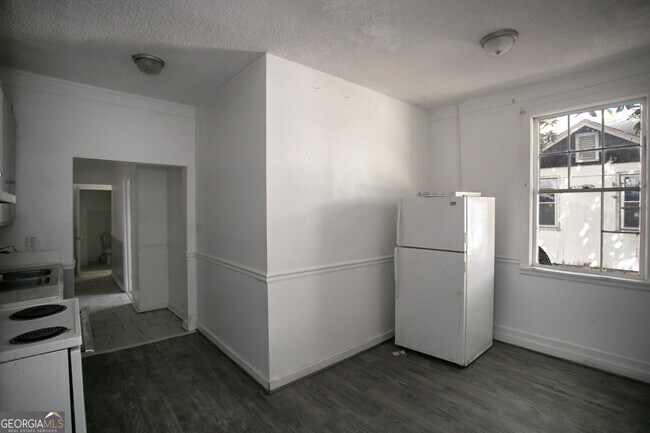 Building Photo - 402 Boulevard St