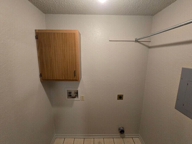Building Photo - 906 Meadow Cir N
