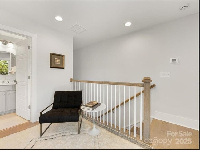 Building Photo - Beautiful and spacious 4-bedroom, 5-bath h...