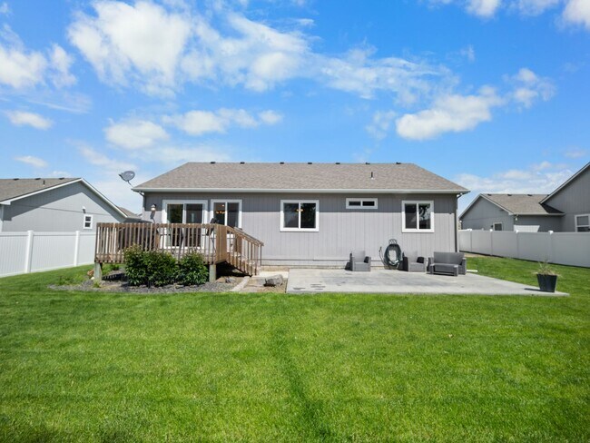 Building Photo - Beautiful home 5MILE/Big Yard & Garage
