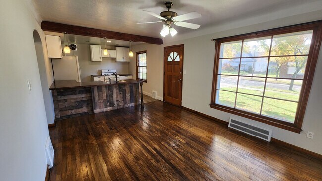Building Photo - Single family home 3 bedroom