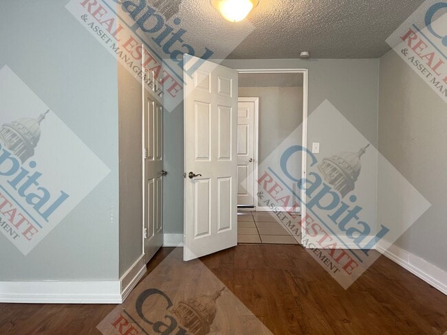 Building Photo - Take the Key!!!