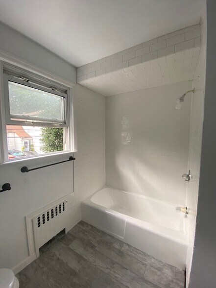 Brand new bathtub - 33 Southfield Ave