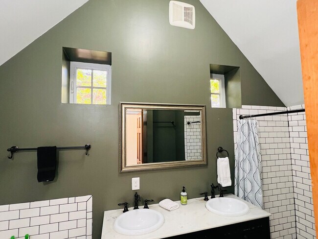 Building Photo - 3209 W Fairview Pl