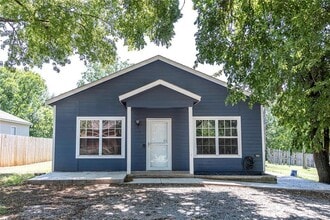 Building Photo - 915 E Perkins Ave