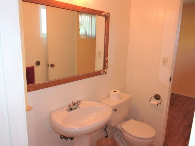 Building Photo - 4bedrm 2 1/2 bath house with yard & garage...