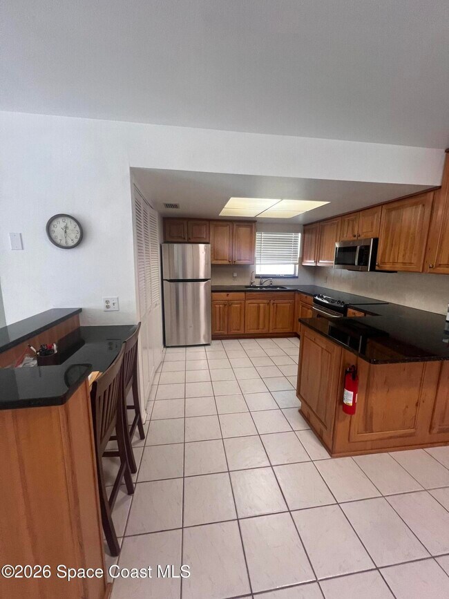 Building Photo - 2407 Lakeview Dr