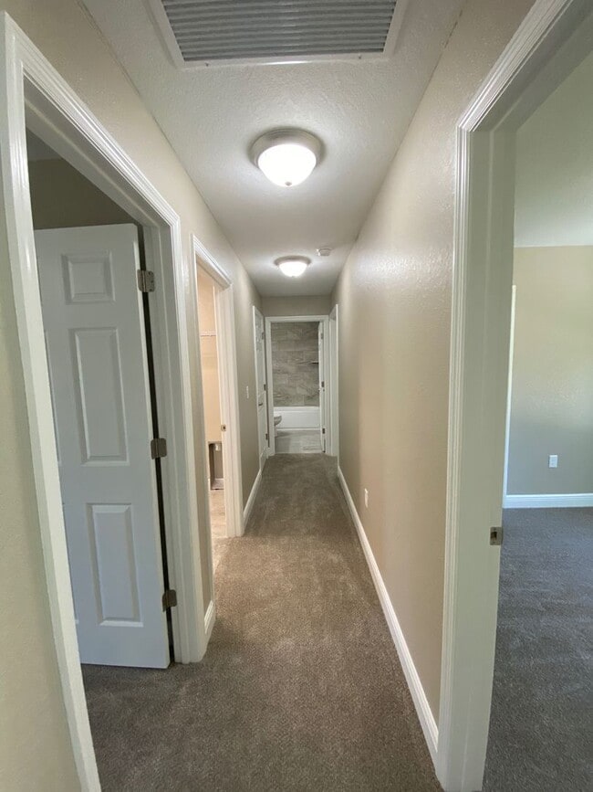 Building Photo - Desirable SW Ocala Neighborhood 4/2/2 *WON'T LAST*