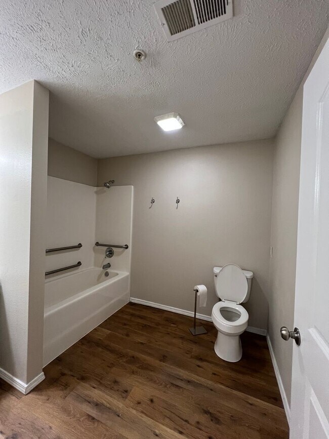 Building Photo - 105 Garden Cir