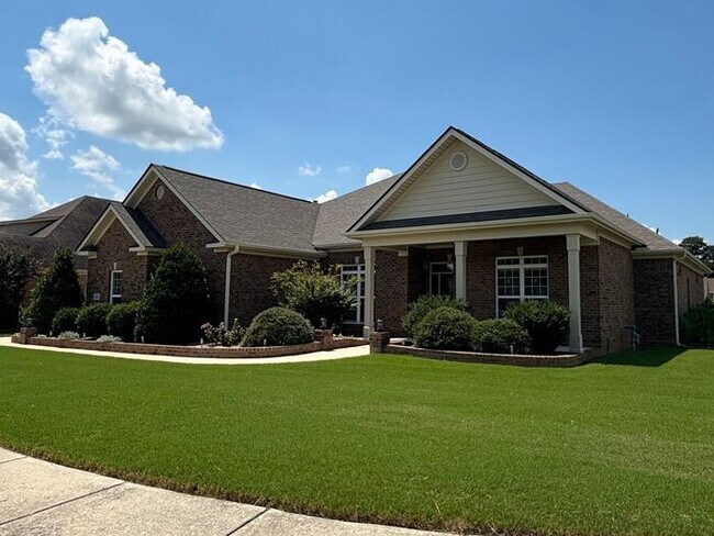 Building Photo - Madison City Schools with a 3 car garage and large fenced yard!