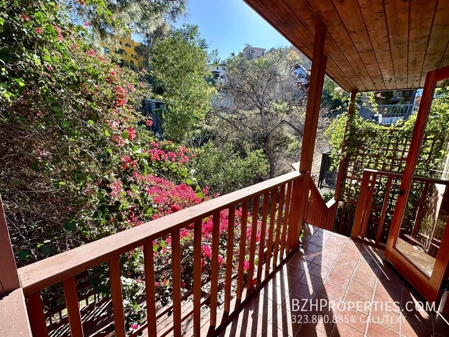 Building Photo - Charming 2Bed 2bath In Hollywood Hills