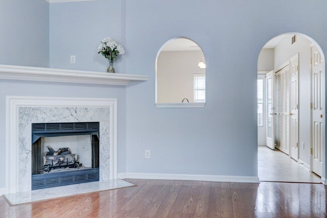 Building Photo - Spotless 2 bedroom townhome in Hardison Hills