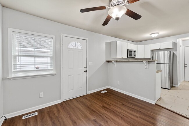 Building Photo - Charming 1 Bedroom, 1 Bath Home Minutes Fr...