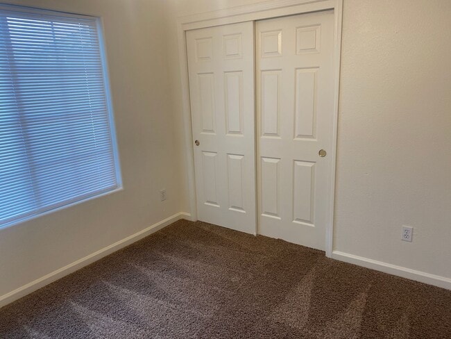 Building Photo - 4 bedroom 2 bathroom house in SE Visalia!