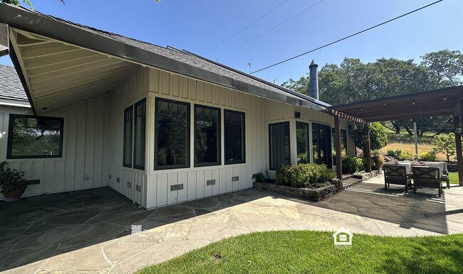 Building Photo - Stunning 3BD/2.5BA Home with Breathtaking ...