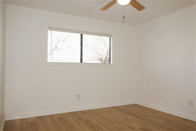 Building Photo - 1106 August Dr