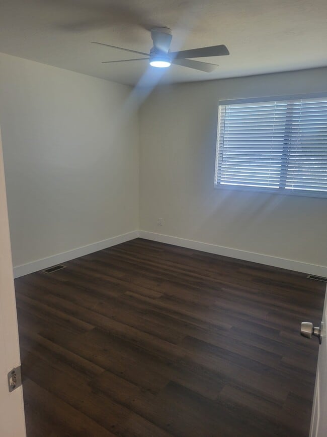 Building Photo - 165 W 910 S