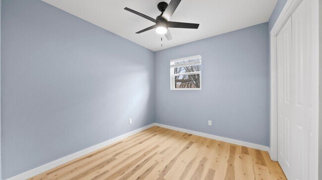 Building Photo - 1112 Village Green Dr