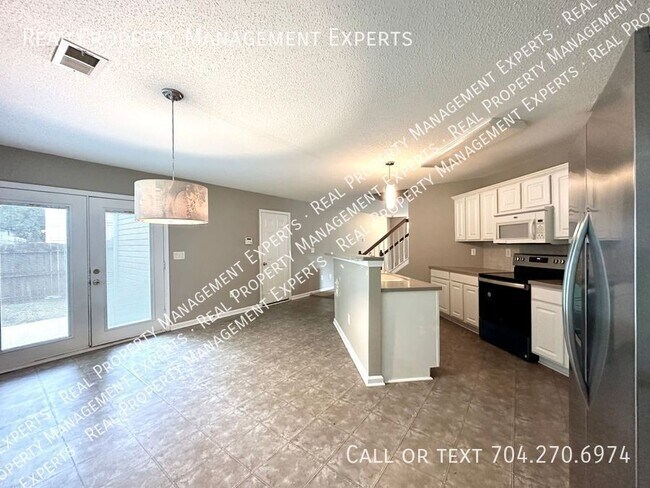 Building Photo - **MOVE IN SPECIAL!**Charming 3BR/2.5BR hom...
