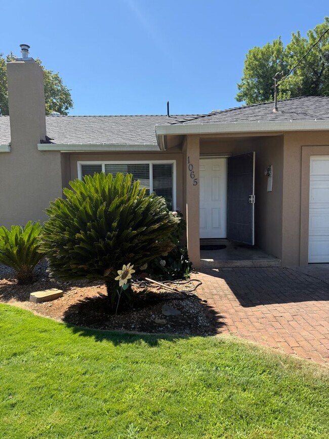 Building Photo - 1065 Del Moll Dr