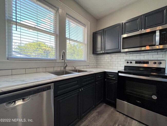 Building Photo - 2818 Herschel St