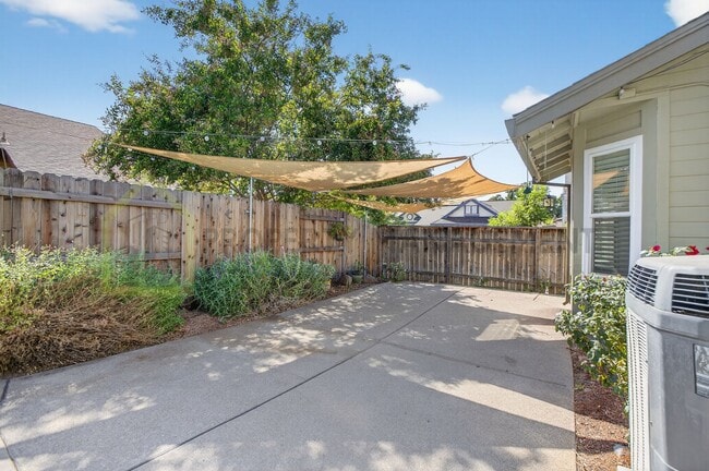 Building Photo - Beautiful 3-Bedroom Home with Pool in Elk ...