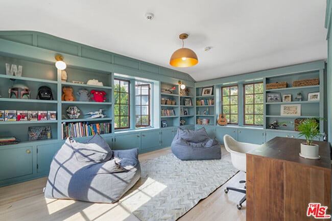 Building Photo - 6402 Ivarene Ave