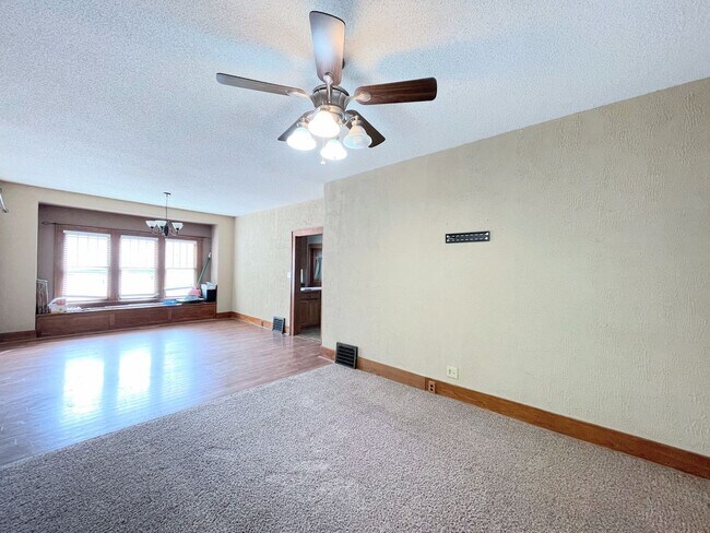 Building Photo - Spacious 3 bedroom home with finished base...