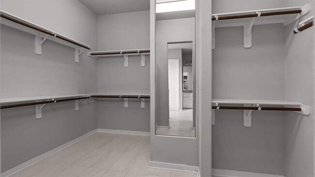 Building Photo - 595 Dayridge Dr