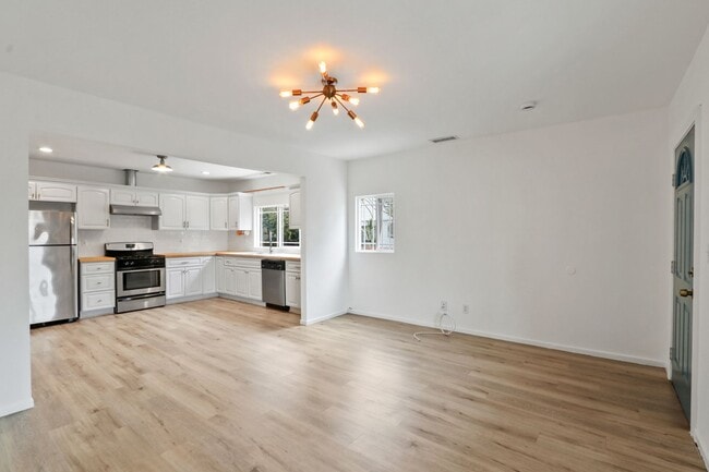 Building Photo - Beautiful and Spacious 3 Bedroom Apartment Home in Boyle Heights