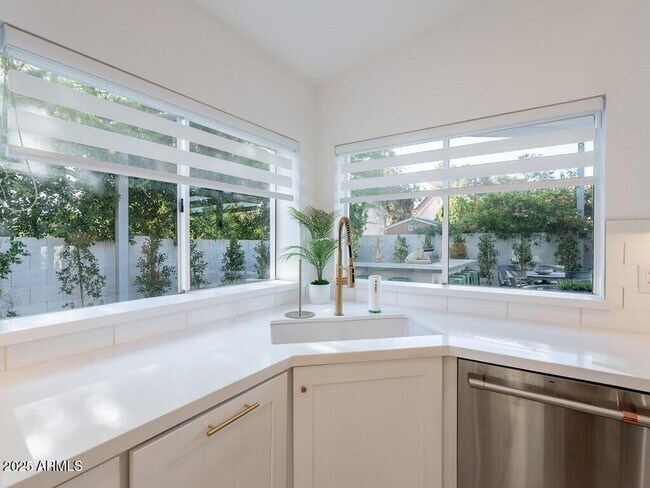 Building Photo - 4748 E Redfield Rd