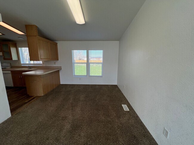 Building Photo - **Move-in Discount** 3 bedroom, 2 bathroom house with large office