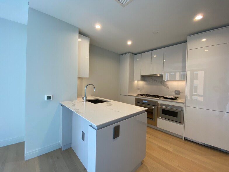 Building Photo - 135 Seaport Blvd