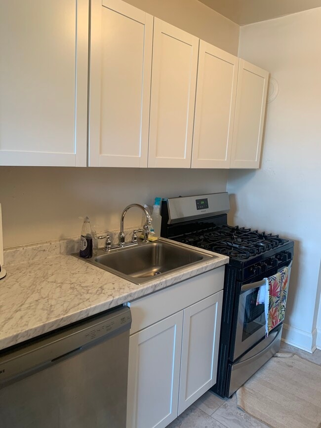 Building Photo - 2558 Madison Rd