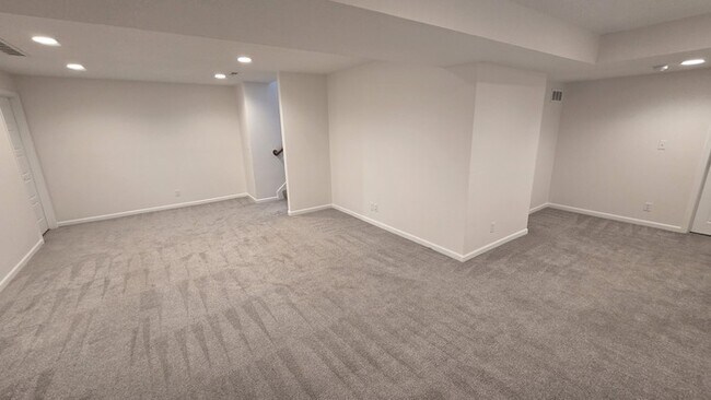 Building Photo - 4 bed 3 bath 2 car garage all maintenance provided townhome