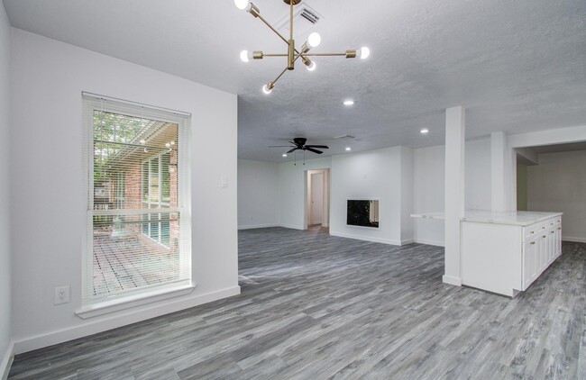 Building Photo - 812 Stone Mountain Dr