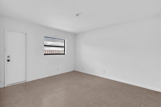 Building Photo - 5748 NW 27th Ct