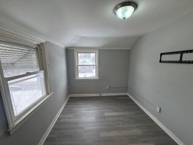 Building Photo - Charming 3-Bedroom Property in Prime Location