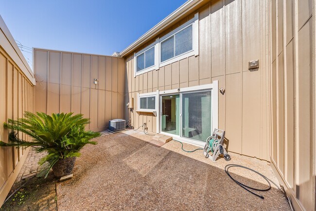 Building Photo - 2391 Crescent Park Dr