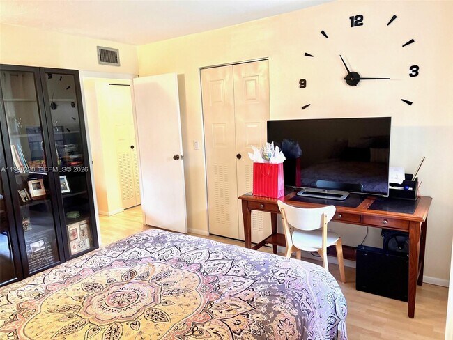 Building Photo - 2841 Somerset Dr