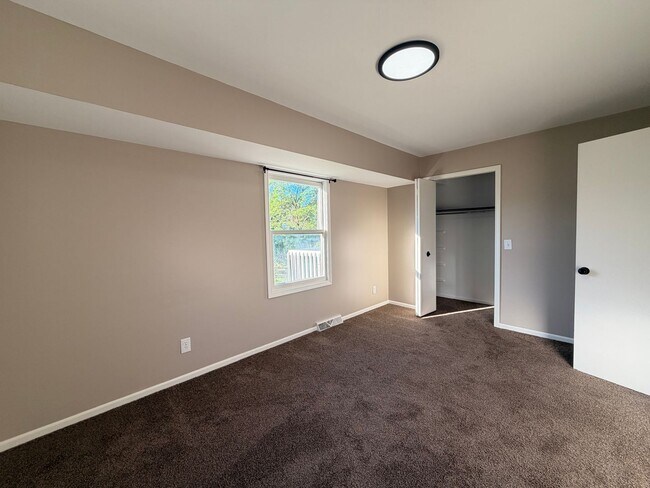 Building Photo - Rockford Schools! 4 Bedroom Duplex