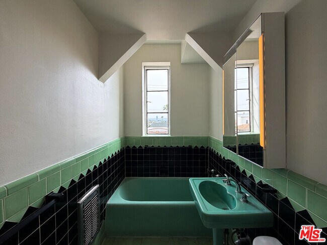 Building Photo - 1314 Hayworth Ave