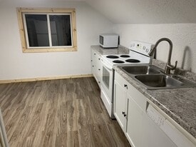 Building Photo - 1006 Oak St