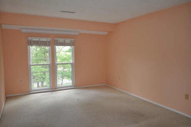 Building Photo - 8 Sycamore Ln
