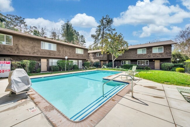 Building Photo - Spacious 4-Bedroom, 2.5-Bath Townhouse Clo...